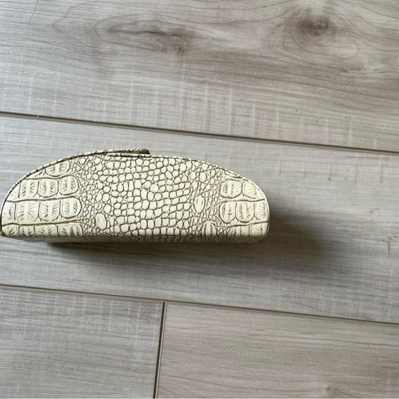 Sama Crocodile Embossed Beige Leather Eyewear Case - Picture 5 of 8